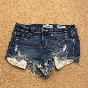 Women’s Daytrip Capricorn High Rise Crochet Pocket Denim Shorts. Size 28
